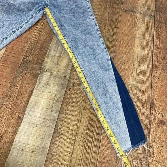 Guess 1981 Skinny Jeans - Picture 7 of 8